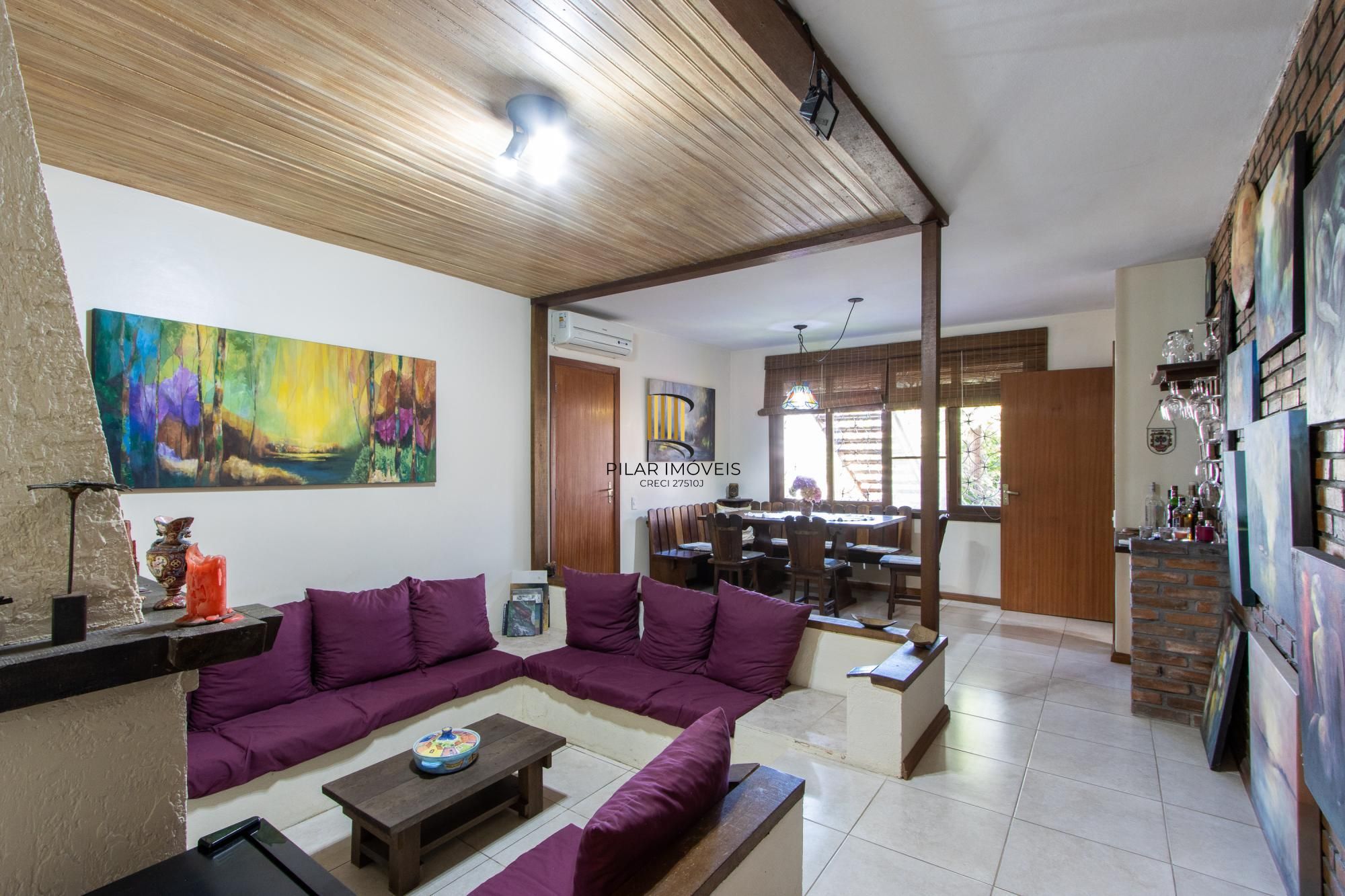 Casa de Alvenaria, possui 3 dormitórios, uma suíte, hall de entrada, lavabo,  living com lareira, cozinha ampla com armários, área gourmet com churrasqueira, corredor, pátio e 4 vagas de garagem, uma construção em anexo que possui hall de entrada, lavabo, living, cozinha, escritório, banheiro social