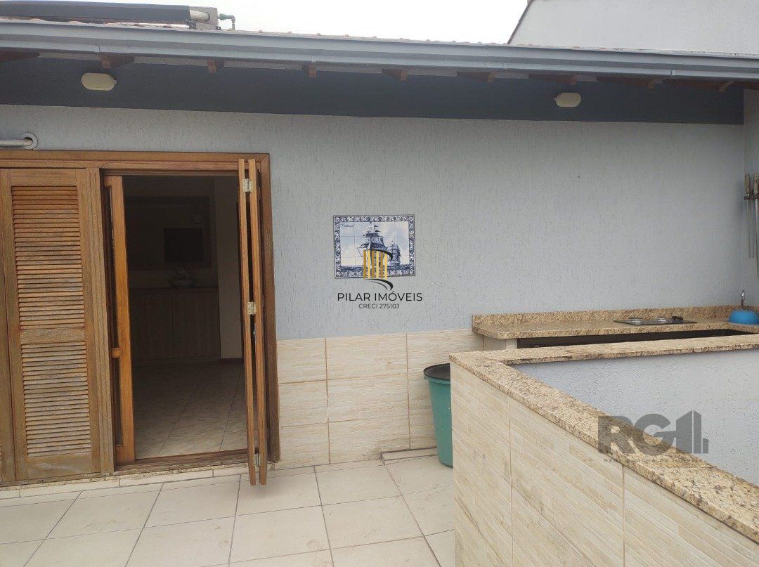 Linda Casa de Três Pavimentos, Finamente Decorada, Pronta para Morar!