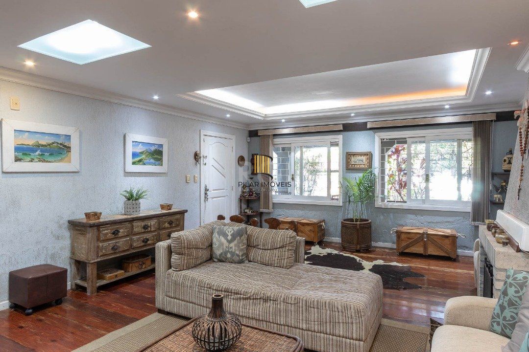 Casa para Venda com 3 dormitórios, sendo 1 suites e 4 vagas no bairro Ipanema