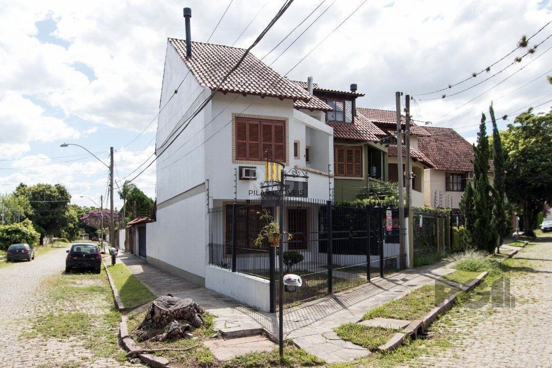 Casa 3 dormitórios no bairro Serraria