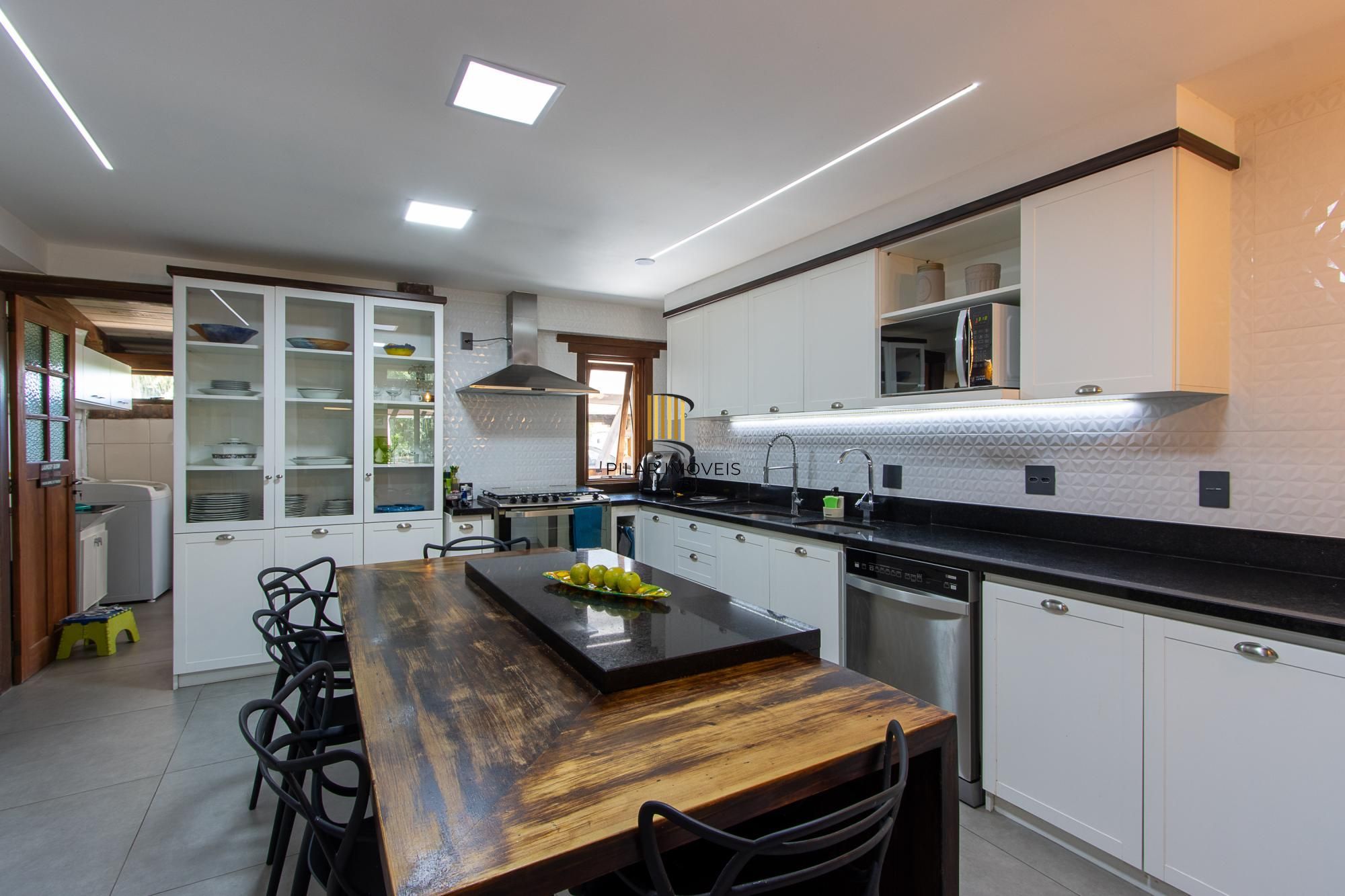 Casa 4 suites no Terra Ville, com home office, estar íntimo, 4 vagas e piscina.