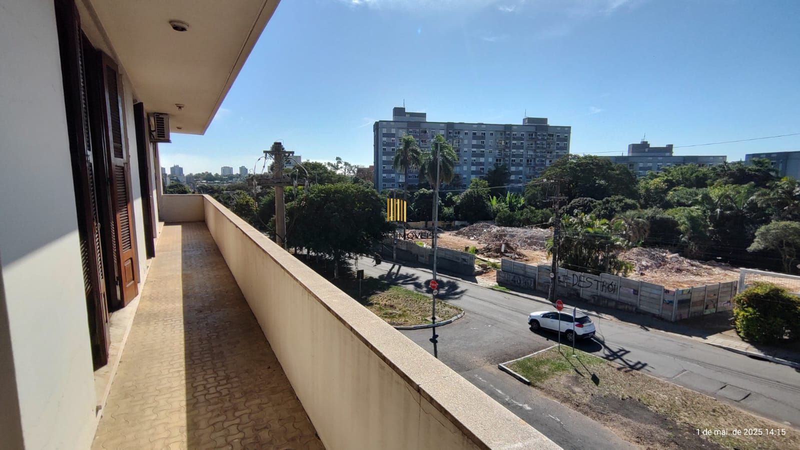 Apartamento de 4 dormitórios, 2 suítes, living amplo e arejado com sacada.