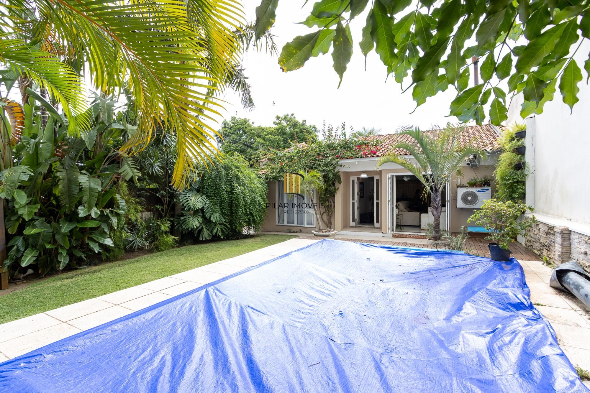 Casa térrea, 2 dormitórios, 1 suíte e 2 vagas no bairro Aberta dos Morros.