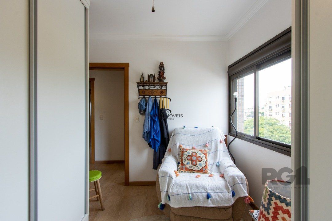 Apartamento possui 3 dormitórios, sendo 1 suíte, semi-mobiliado, com 107,27m² de área privativa, living para 2 ambientes, espaço gourmet com churrasqueira, cozinha com área de serviço; 2 vagas simples de garagem