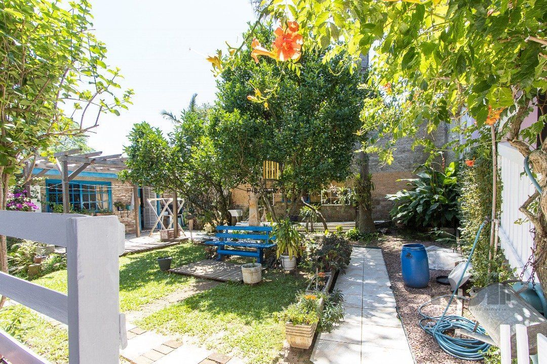 Casa com 4 quartos, suíte, churrasqueira, lareira, garagem coberta e lindo jardim.