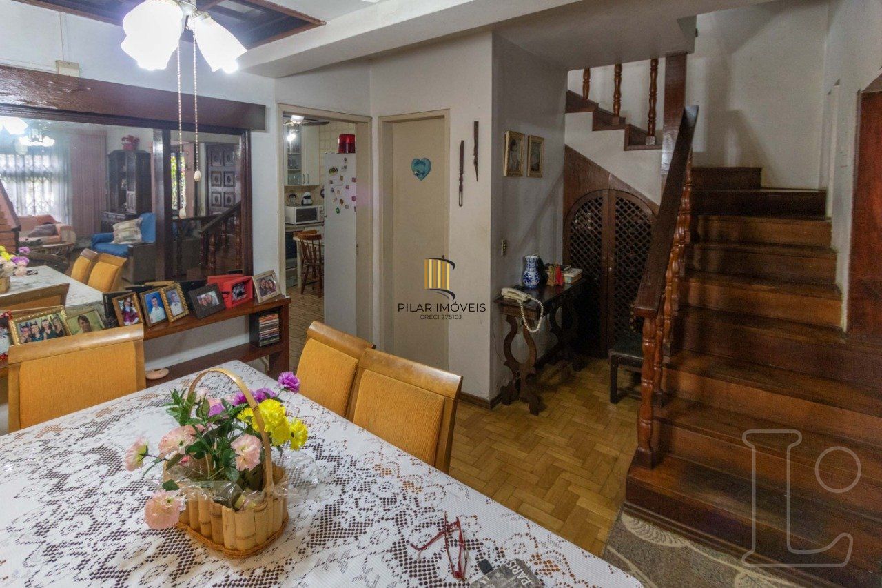 Sobrado para Venda - 241m², 4 dormitórios, sendo 1 suites, 1 vaga - Camaquã