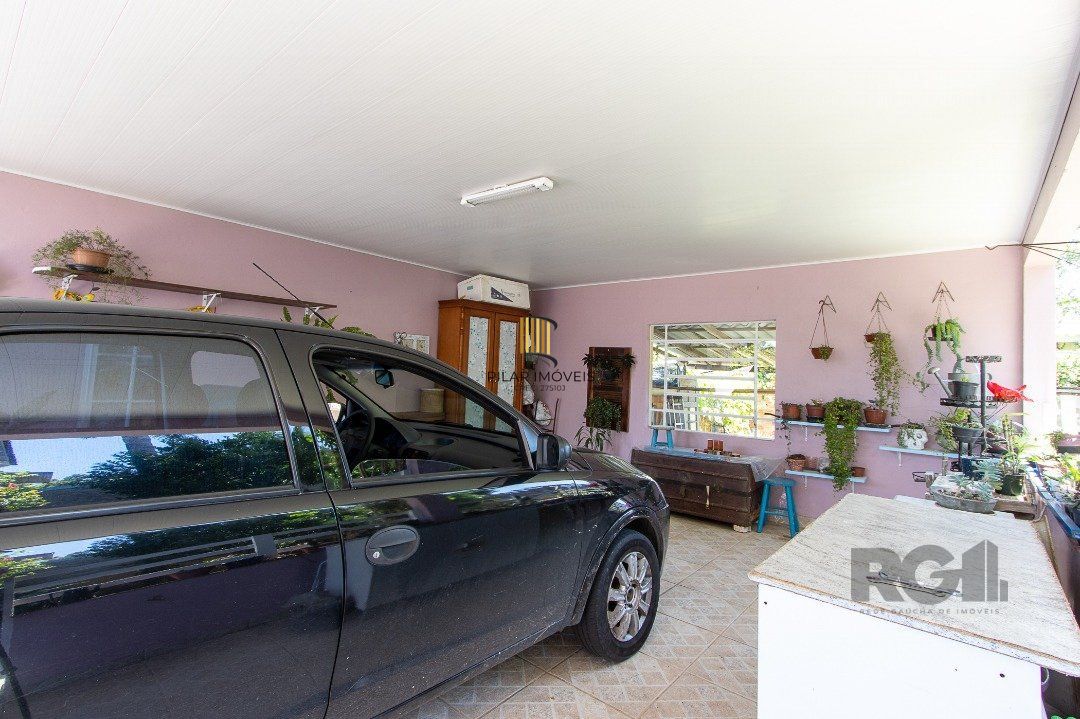 Casa com 4 quartos, suíte, churrasqueira, lareira, garagem coberta e lindo jardim.