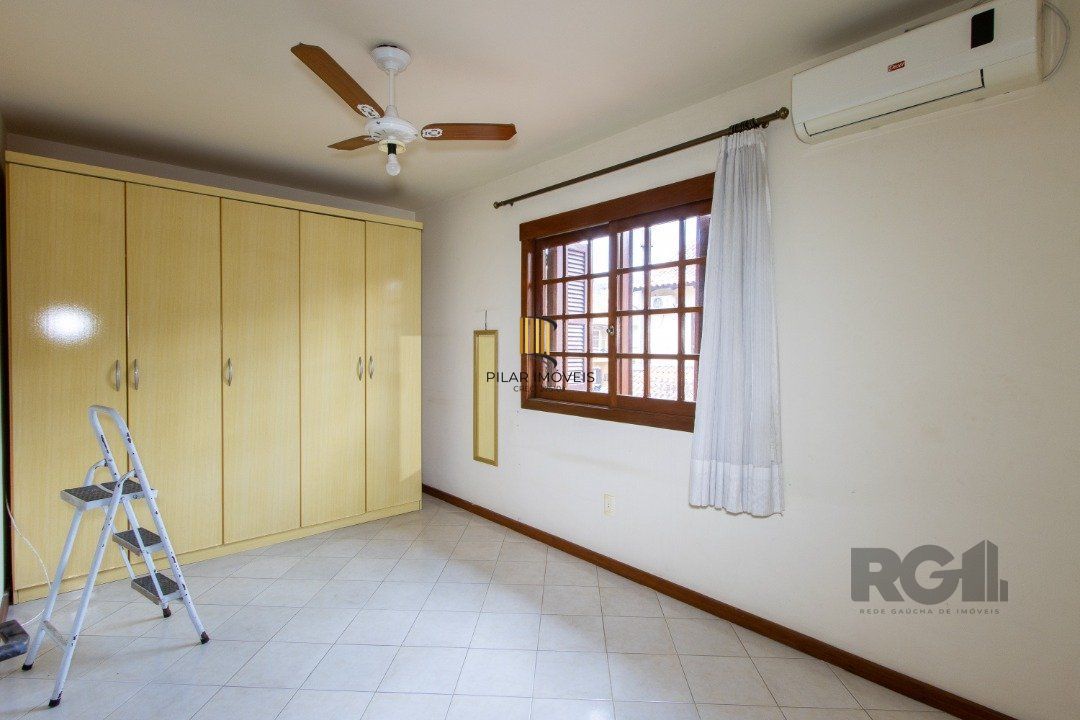 Casa em Condomínio na Zona Sul, no bairro Hípica, com 2 dormitórios, living para dois ambientes, cozinha mobiliada, lavabo