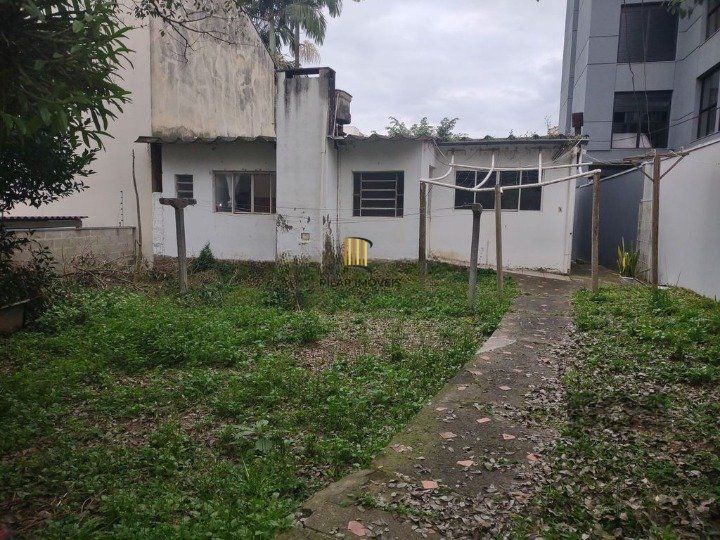 Casa de 2 quartos, com edícula, próximo a Av. Wenceslau Escobar