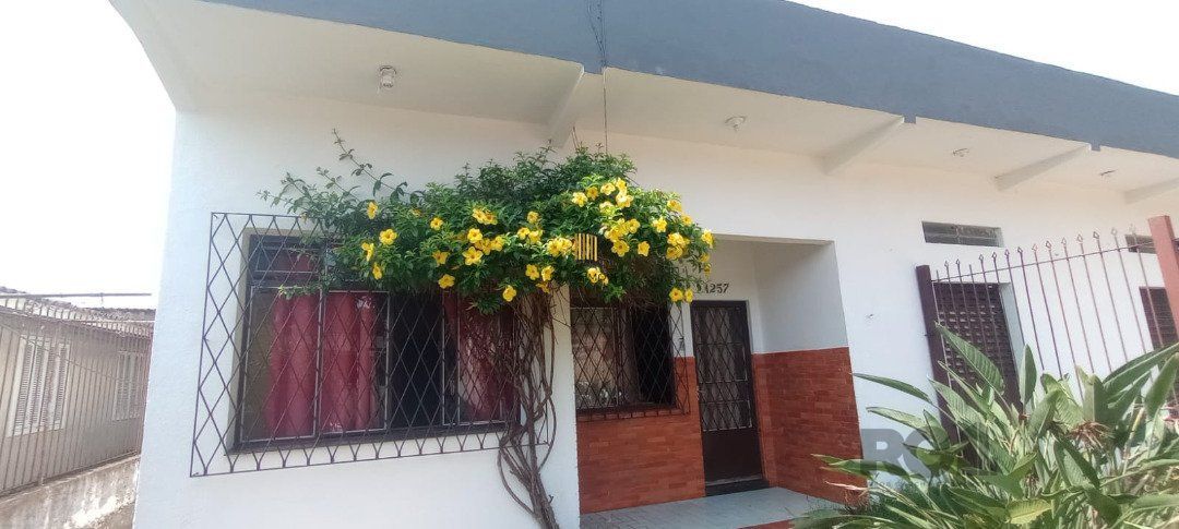Casa de 3 dormitórios com piscina no Bairro Cristal.