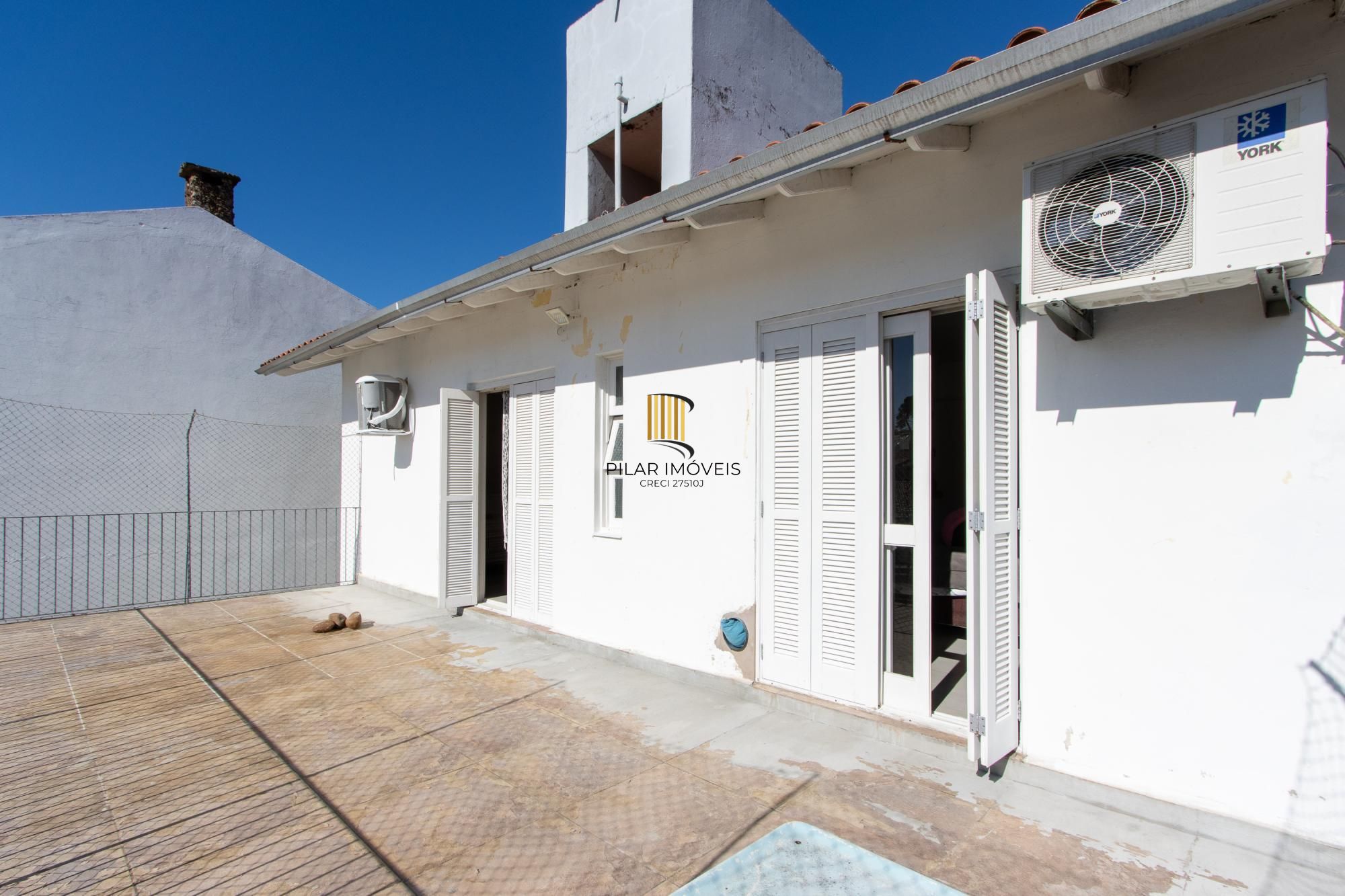 Casa 3 Dormitórios no Bairro Tristeza com 2 Vagas de Garagem