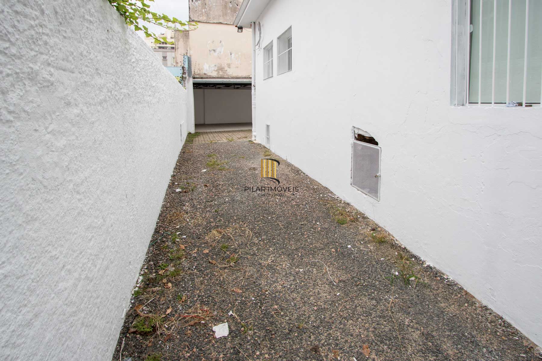 Casa comercial com aproximadamente 157m² privativos