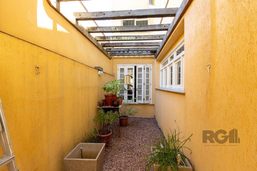 Casa com 452m² de área construída, 02 suítes, banheira de hidro, closet, 02 banheiros sociais, 03 living com 02 ambientes, 02 lareiras