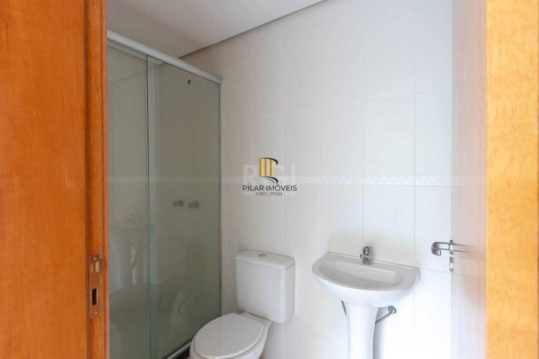 Apartamento de dois dormitórios, uma suíte, living, cozinha com churrasqueira, área de serviço, banheiro social e uma vaga de garagem.