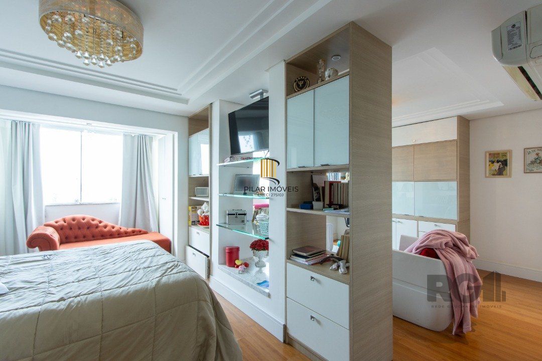 Casa em condominio . com 6 suites, sendo 3 suítes master com closet e hidro.