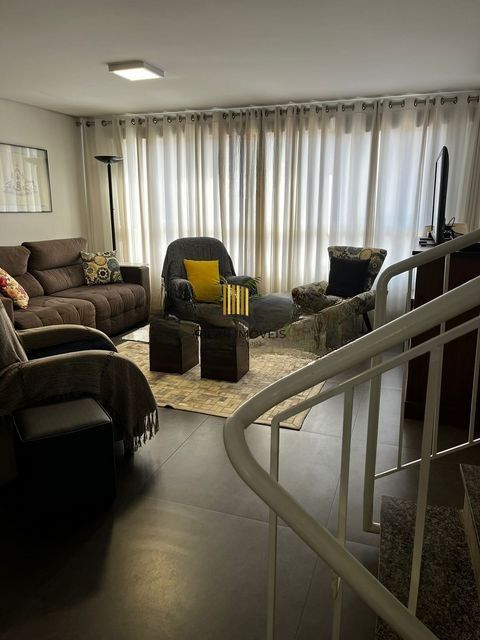Sobrado  com 3 quartos, 1 suíte, lareira, churrasqueira, 3 vagas cobertas na zona sul.
