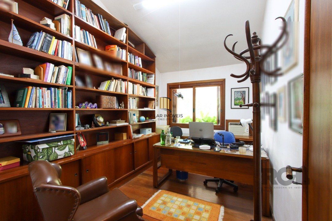 Casa com 4 dormitórios, sendo 1 suíte, com 2 vagas cobertas, no bairro Nonoai, Porto Alegre, RS
