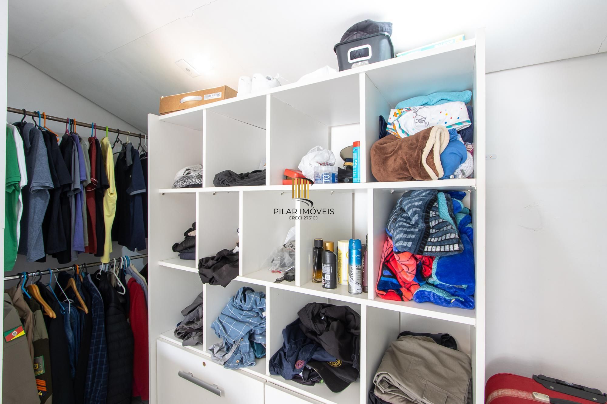 Casa de 4 dormitórios, 2 suítes, piscina, pátio e 2 vagas de garagem.