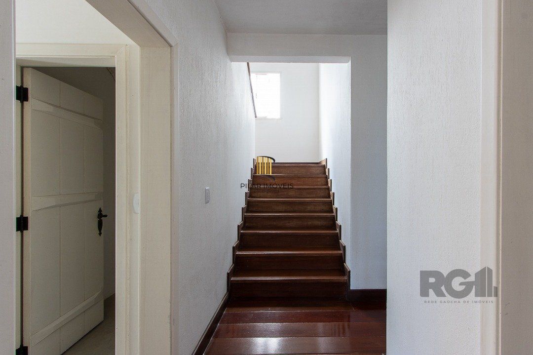 Casa Condomínio a Venda - 880m², 5 dormitórios, sendo 2 suítes, a master com lareira, 4 vagas - Cavalhada