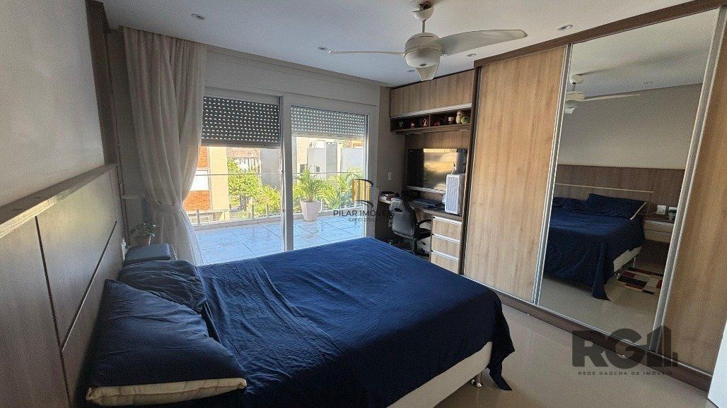 Casa em condomínio com 4 suítes, 4 vagas de garagem, pátio com piscina