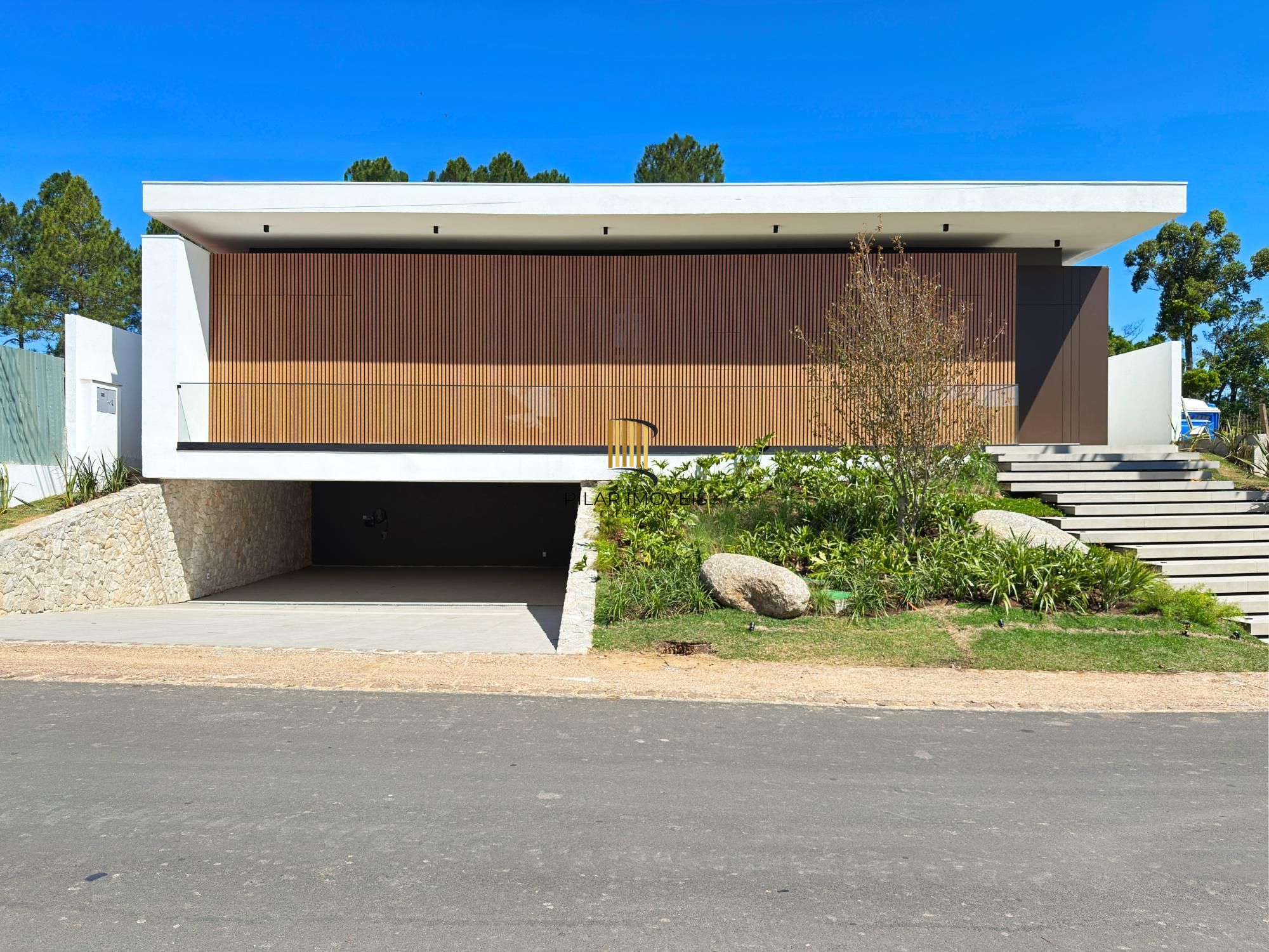 A casa conta com 434m2 de área construída, mas com um aproveitamento total dos 1.012m2 do lote