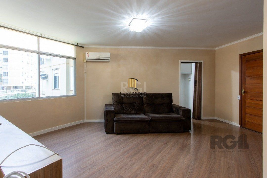 Apartamento de 02 dormitórios com móveis e roupeiros planejados