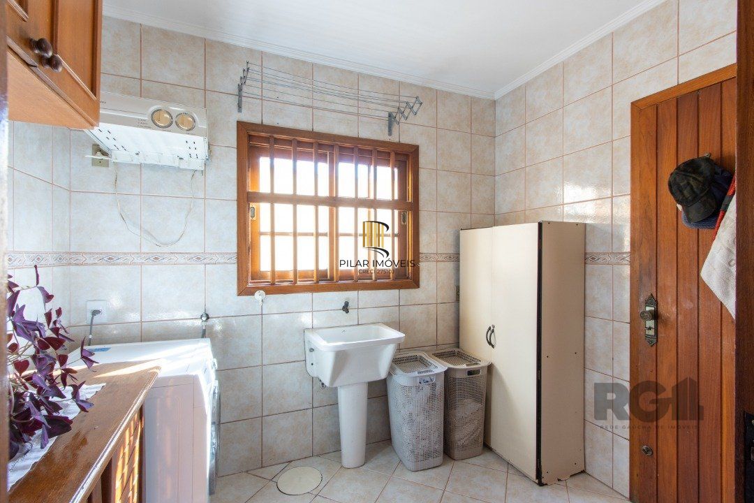 Casa de alvenaria, 3 quartos, 1 suíte, 4 banheiros e 5 vagas de garagem.