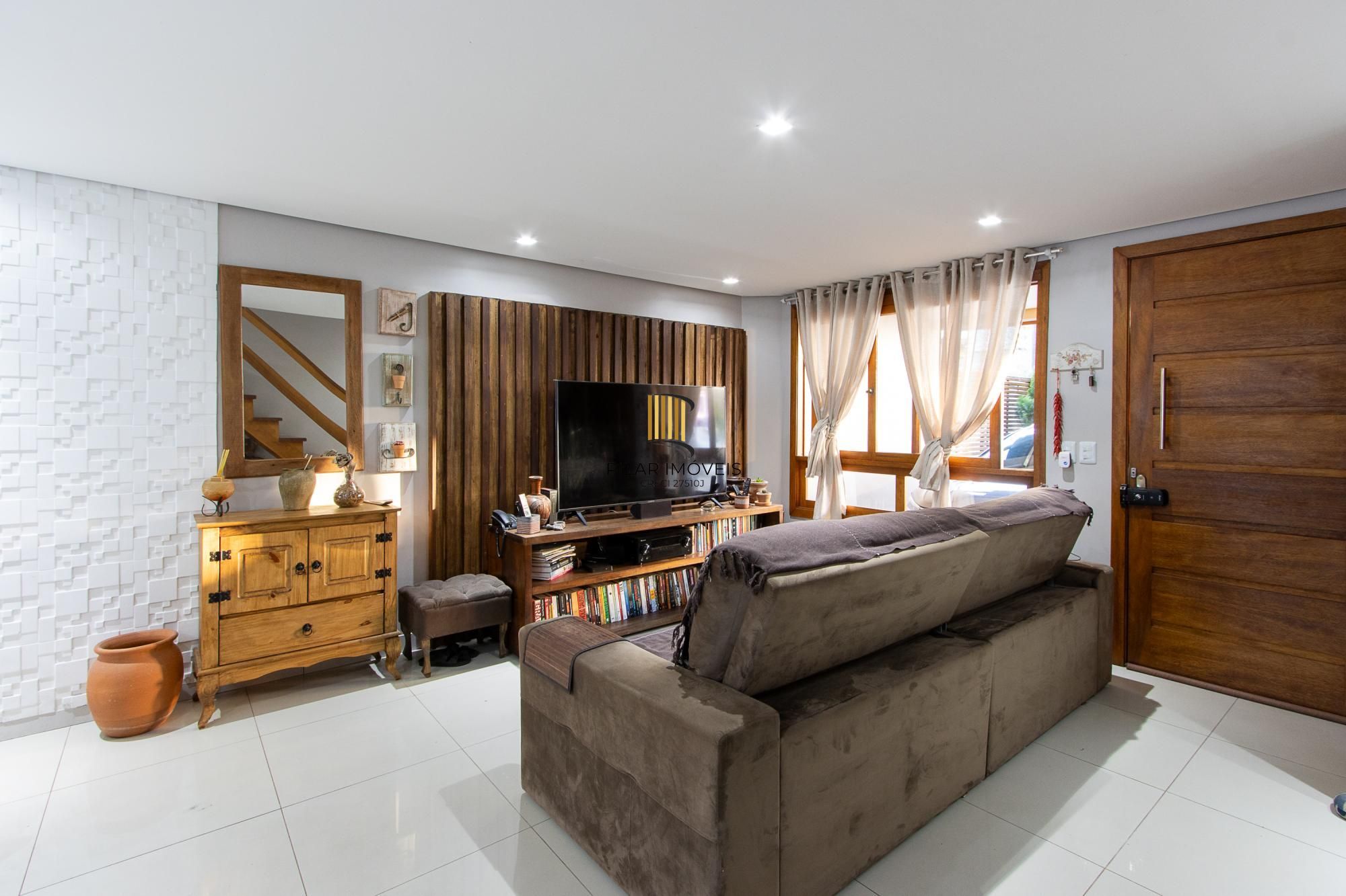 Casa de condomínio, 3 quartos, 1 suíte, piscina e 2 vagas de garagem;