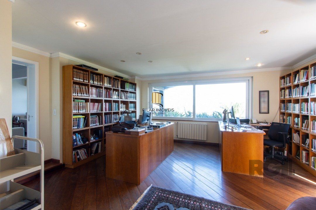 Casa deslumbrante vista do Guaiba, 3 dormitórios, sendo 1 suite master com closet e banheira de hidro com vista para o rio