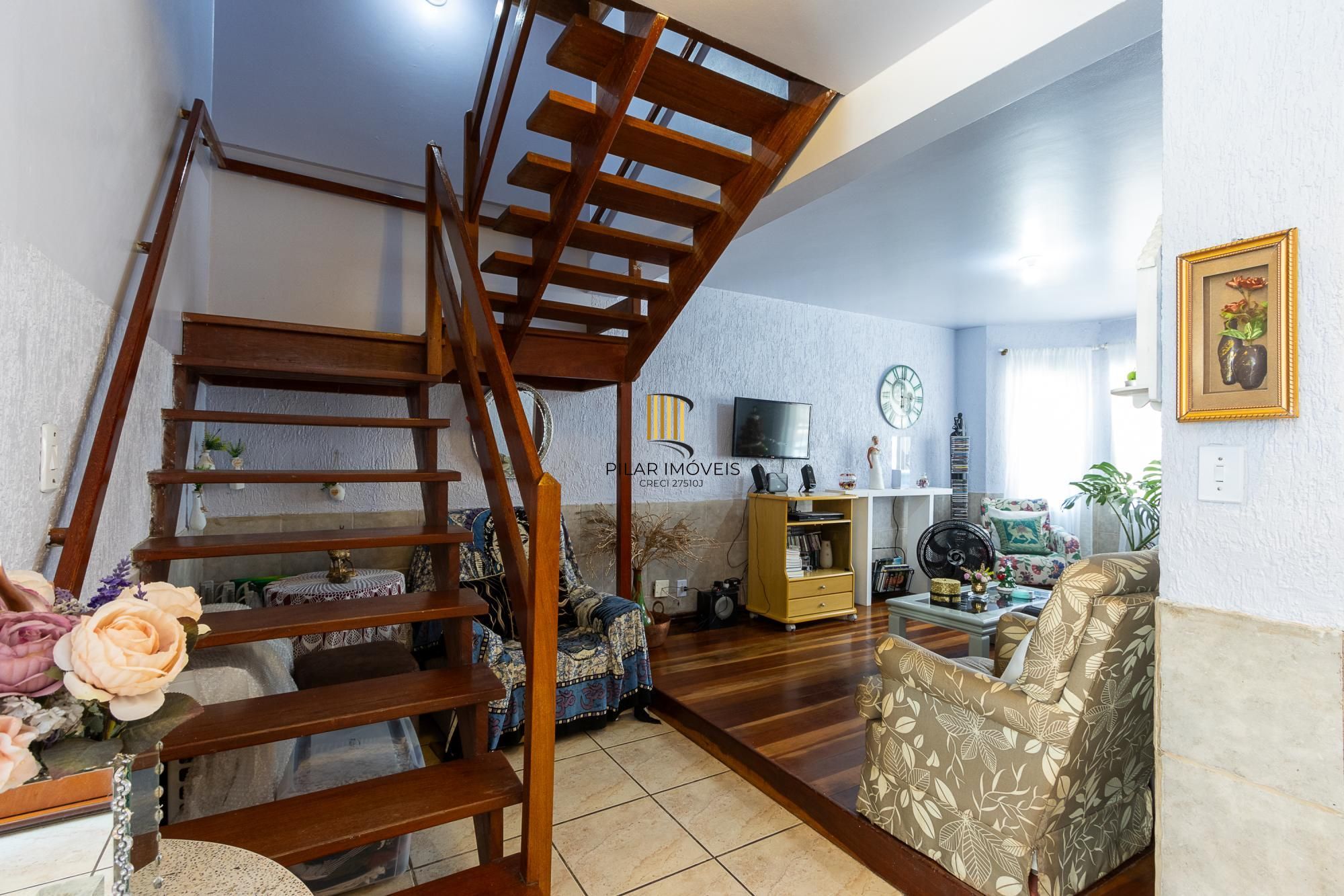 Casa de condomínio, de 3 dormitórios, 1 suíte e 2 vagas de garagem.