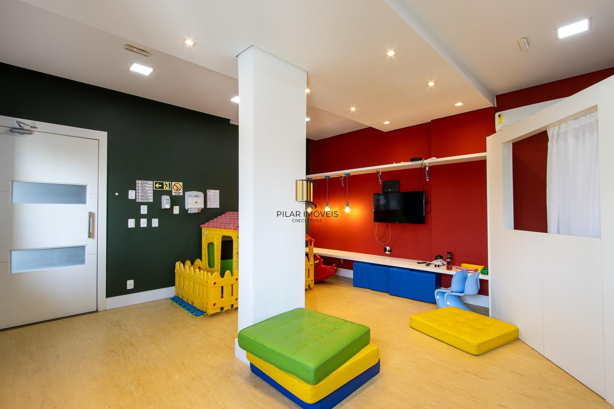 Apartamento de 2 dormitórios com suíte, churrasqueira e infraestrutura completa na Zona Sul de Porto Alegre.