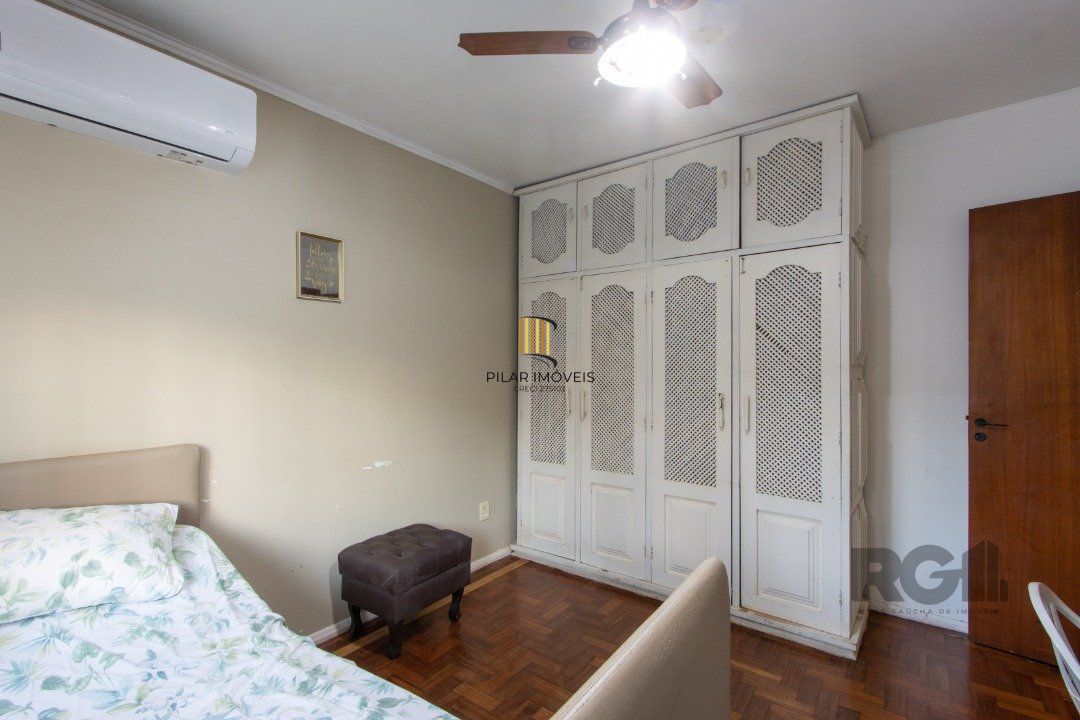 Casa no bairro Cristal, Possui 4 dormitórios, sendo 1suíte, closet e banheira de hidromassagem, com possibilidade de um podendo 1 dormitórios extra.