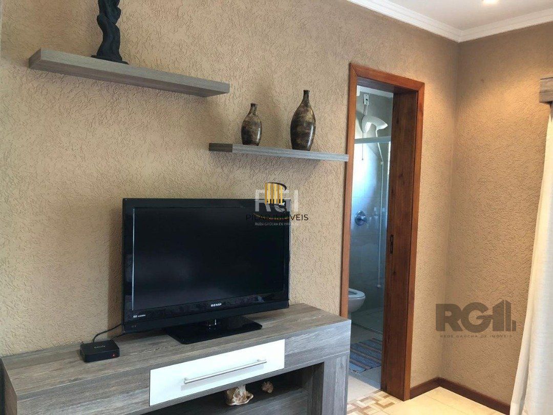 Casa residencial de 3 dormitórios sendo um uma suíte localizada no bairro Guarujá.