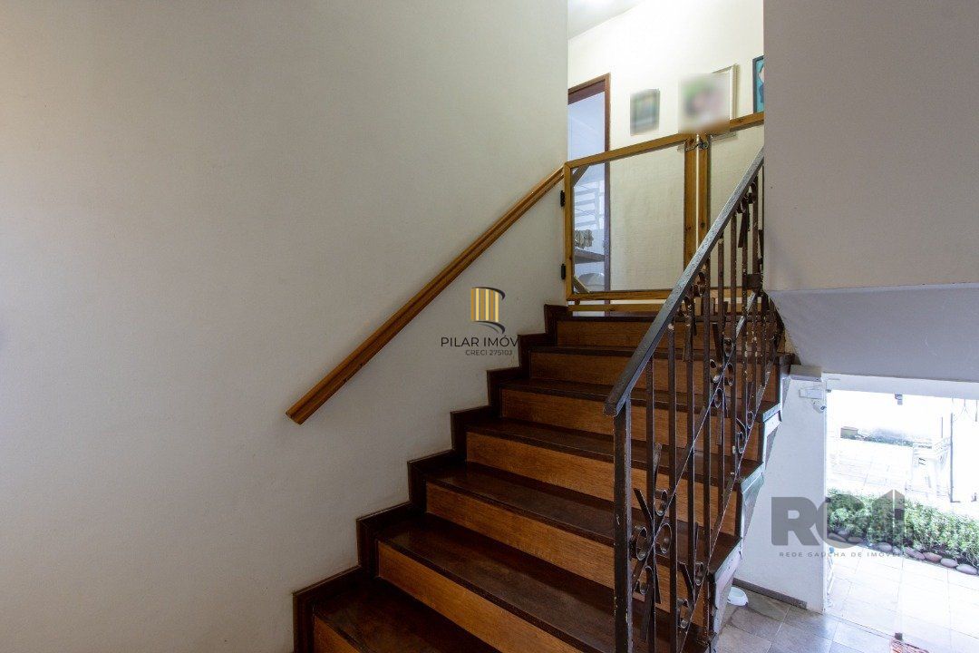 Casa no bairro Cristal, Possui 4 dormitórios, sendo 1suíte, closet e banheira de hidromassagem, com possibilidade de um podendo 1 dormitórios extra.