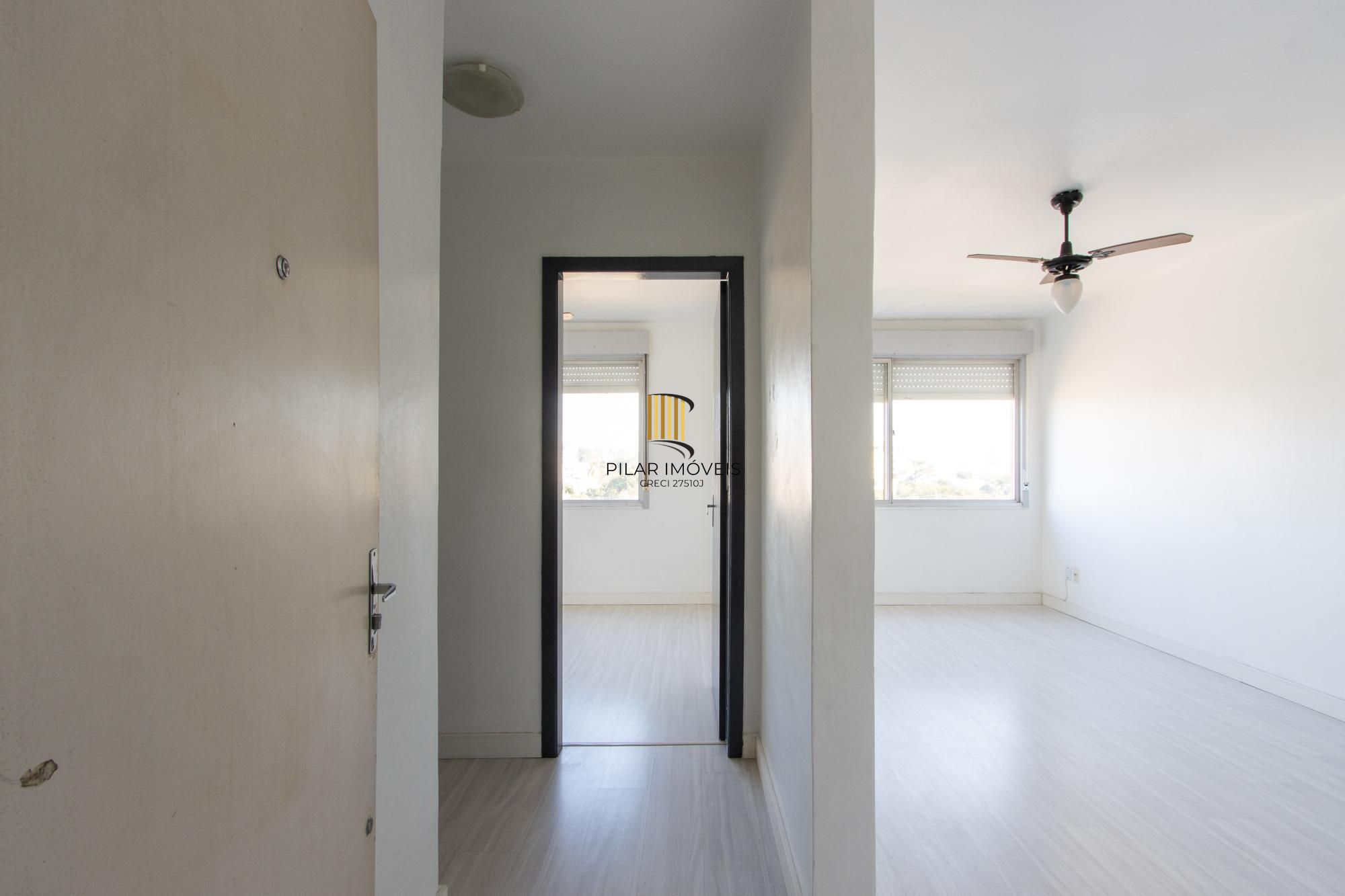 Apartamento semimobiliado à venda no bairro Cristal, 2 dormitórios, 2 banheiros, 1 vaga coberta e vista livre para o Guaíba
