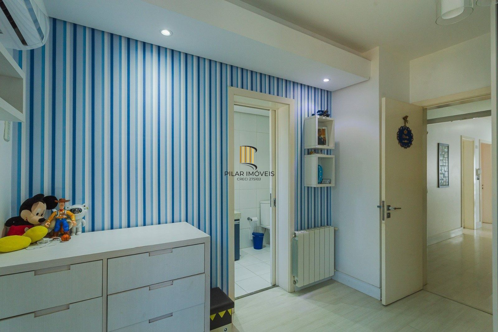 Casa Imponente com 5 Dormitórios (3 Suítes) no Bairro Chácara das Pedras