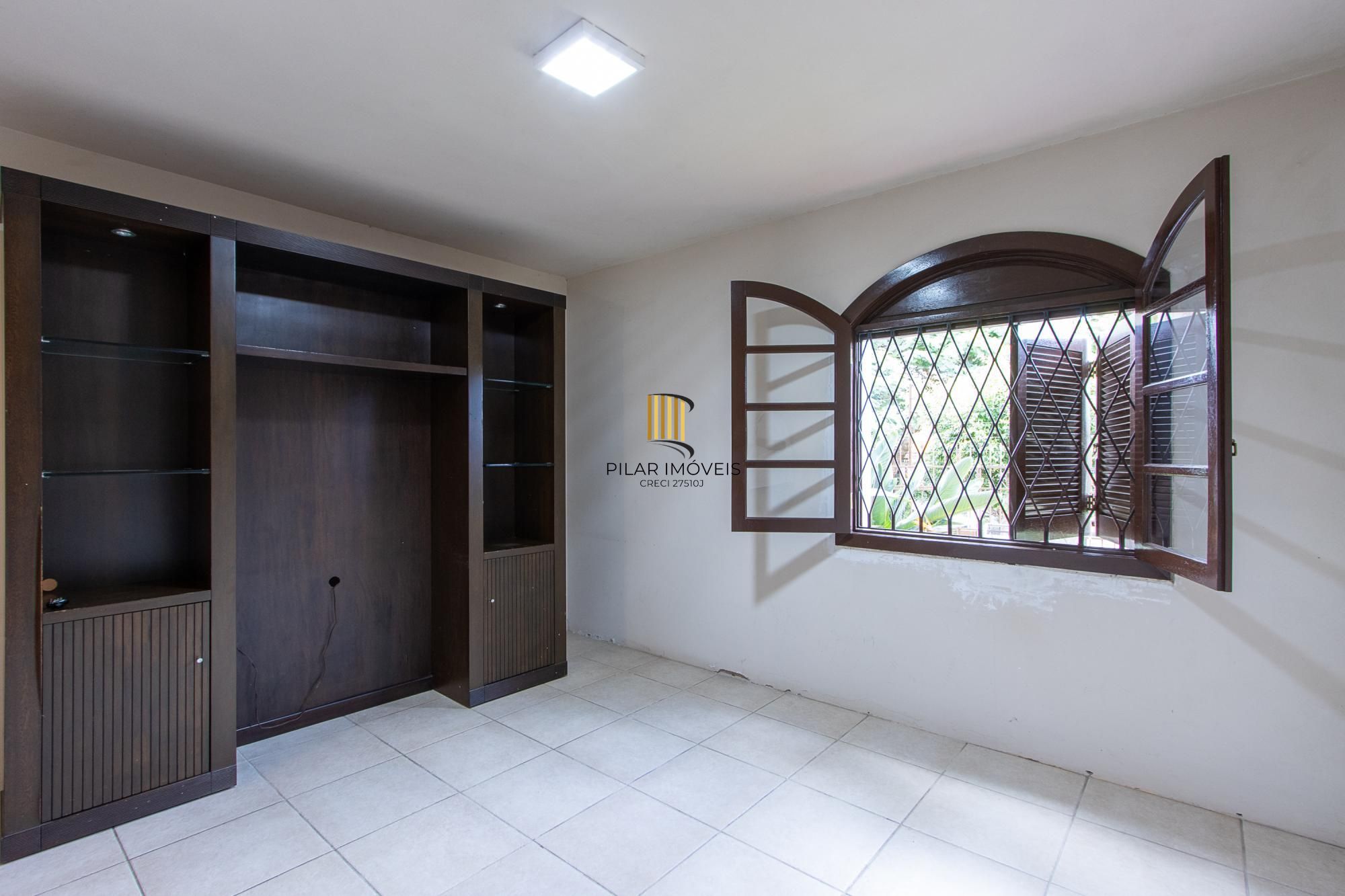 Casa de condomínio, 3 dormitórios, 1 suíte, 1 vaga coberta, no bairro Cristal.