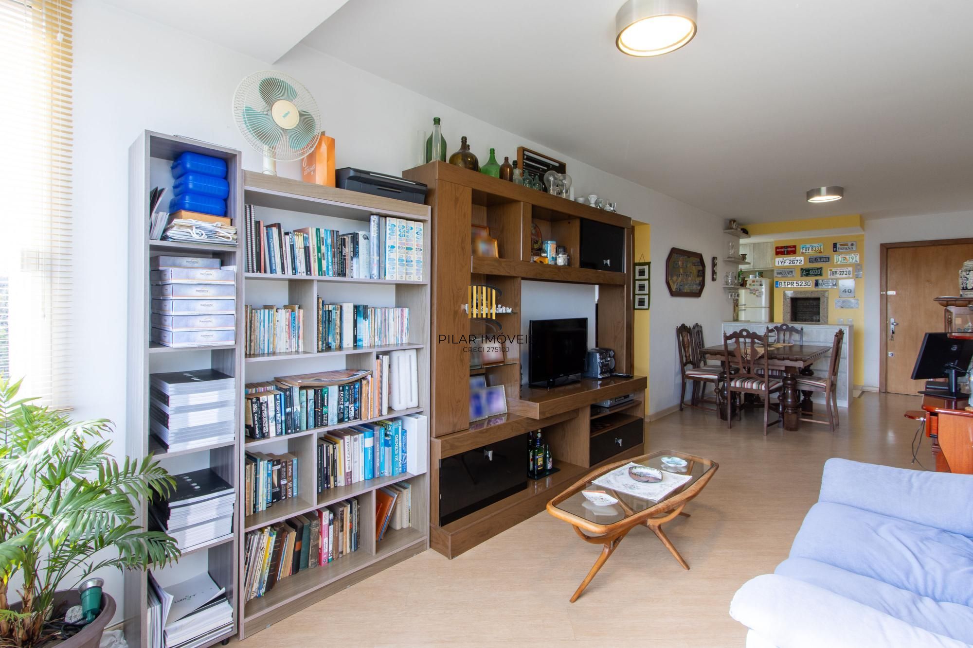 Apartamento de 2 dormitórios, na zona sul de Porto Alegre, semi-mobiliado, churrasqueira e box escriturado.