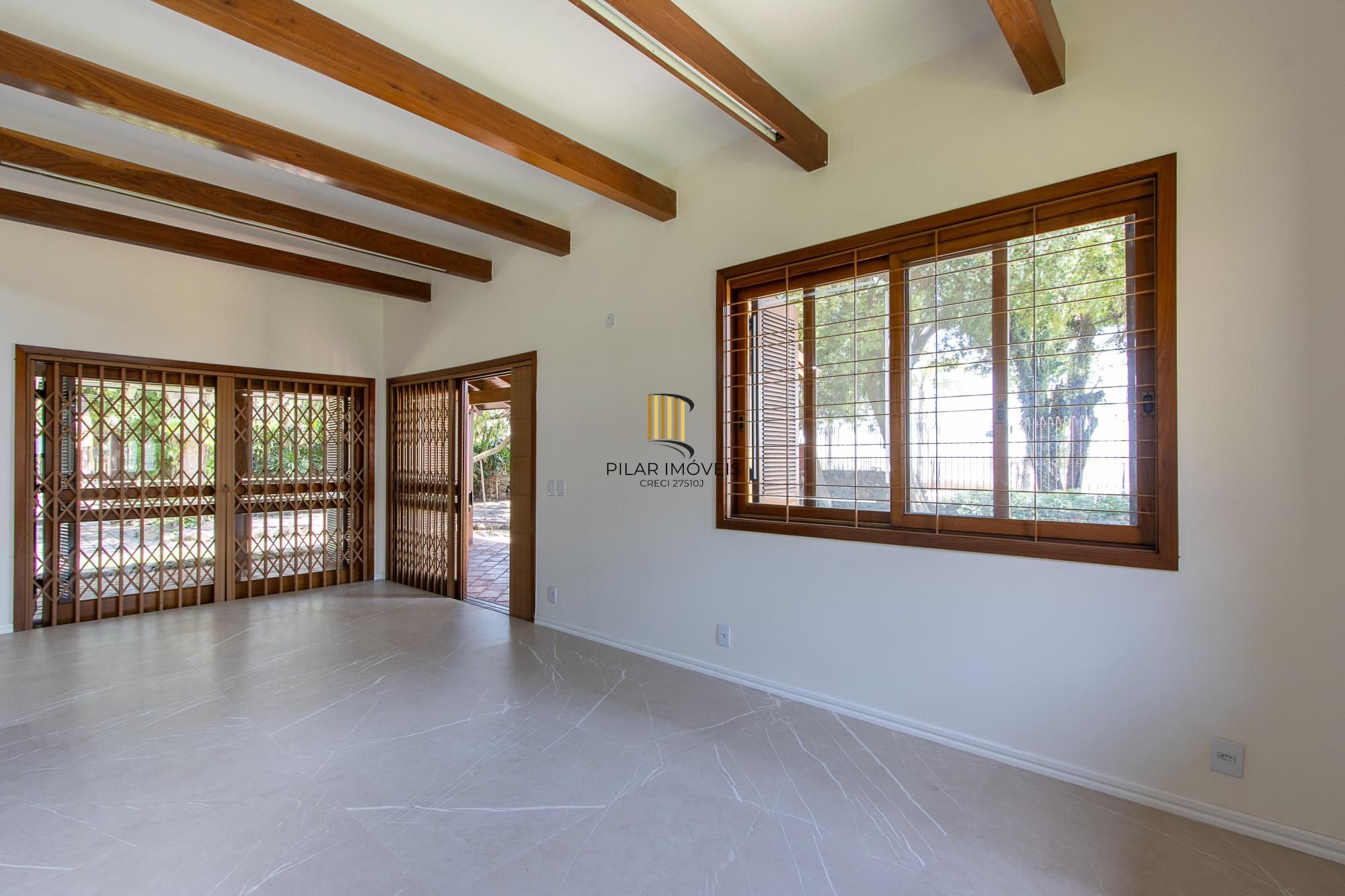 Casa com 2 dormitórios 3 banheiros. lareira e churrasqueira, e com arquitetura moderna.