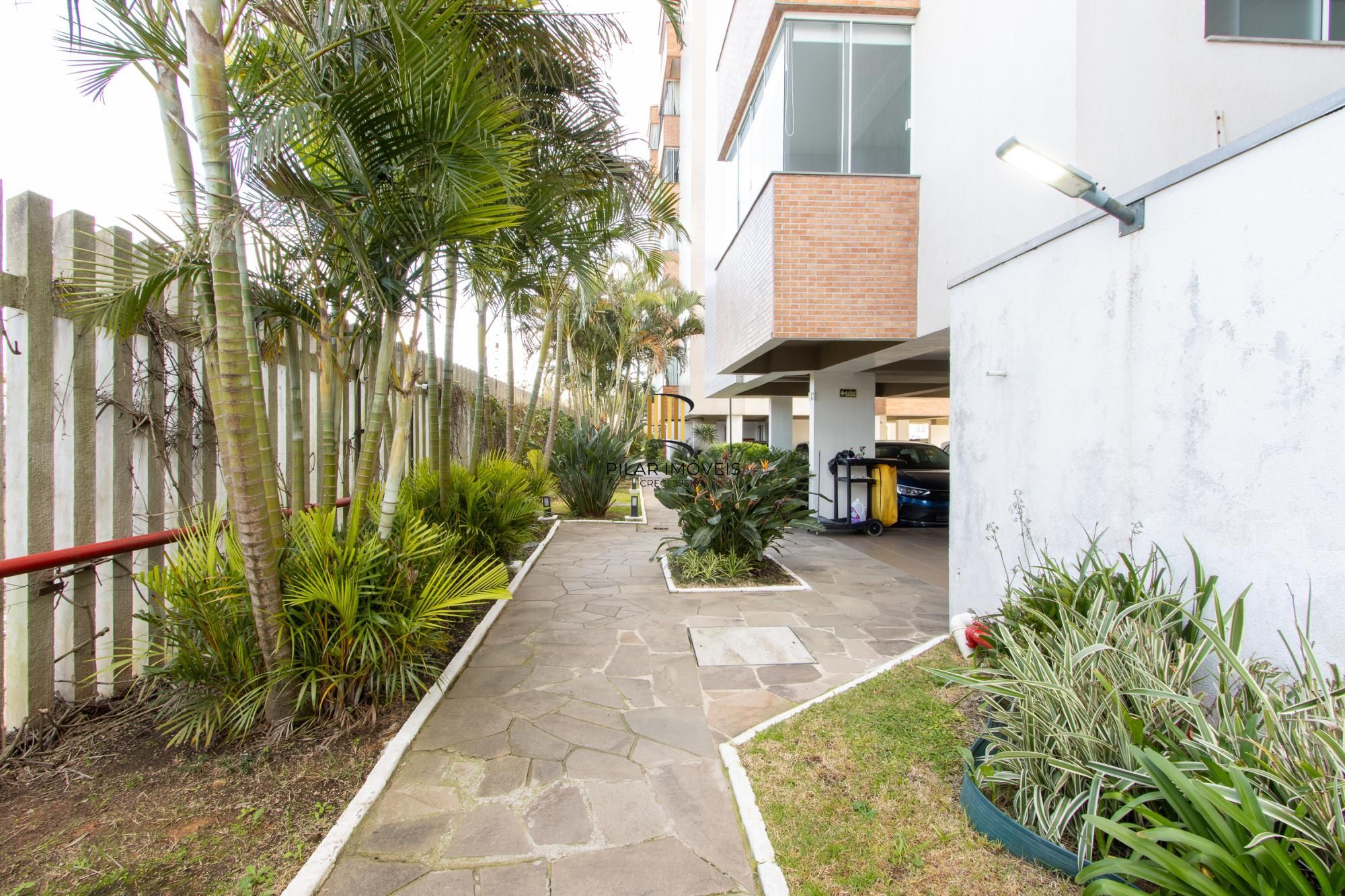 Apartamento de 2 dormitórios, na zona sul de Porto Alegre, semi-mobiliado, churrasqueira e box escriturado.