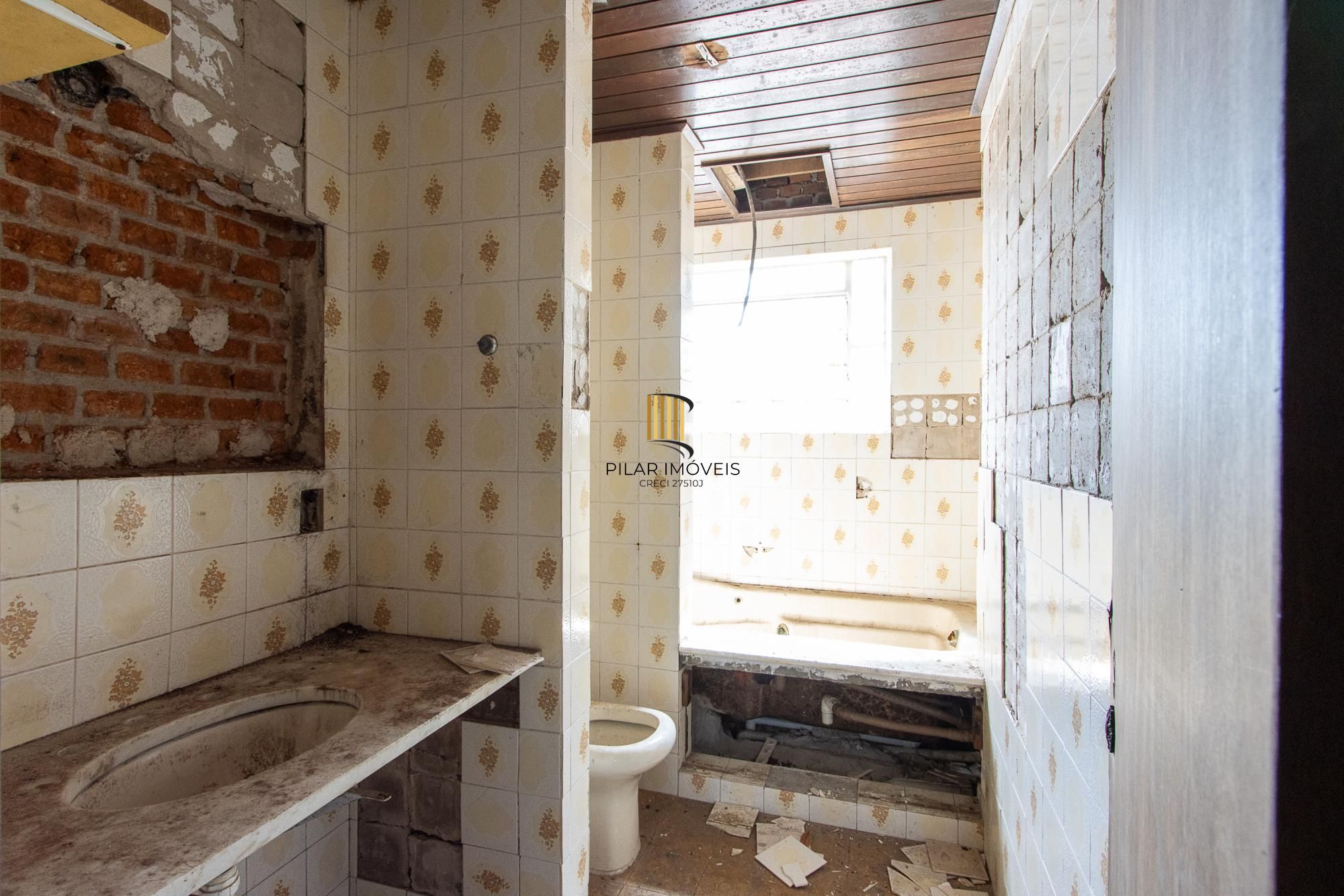 Casa para Venda - 320m², 3 dormitórios, sendo 1 suites, 4 vagas - Cristal