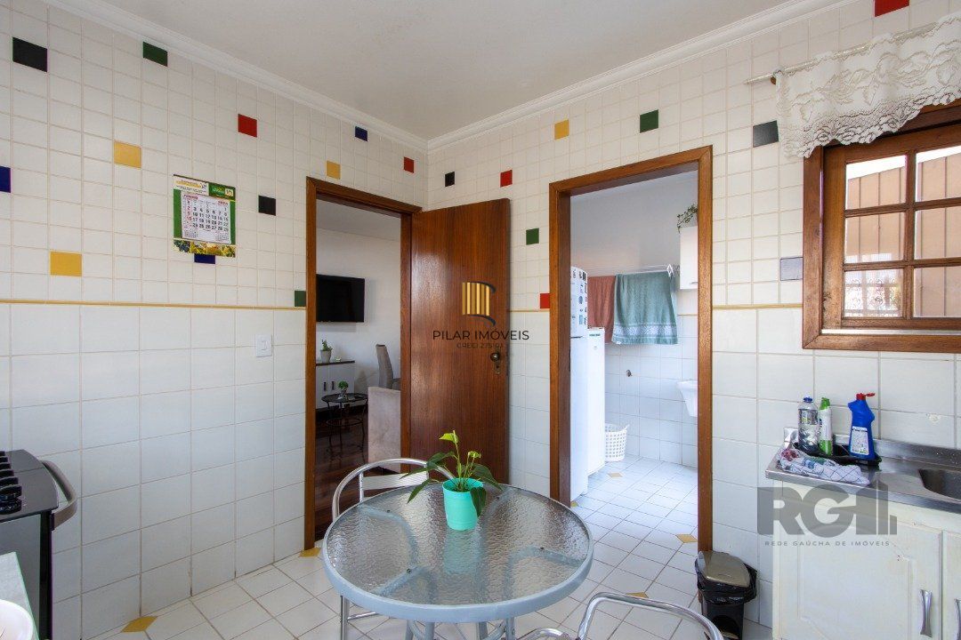 Casa de alvenaria, 3 quartos, 1 suíte, 4 banheiros e 5 vagas de garagem.