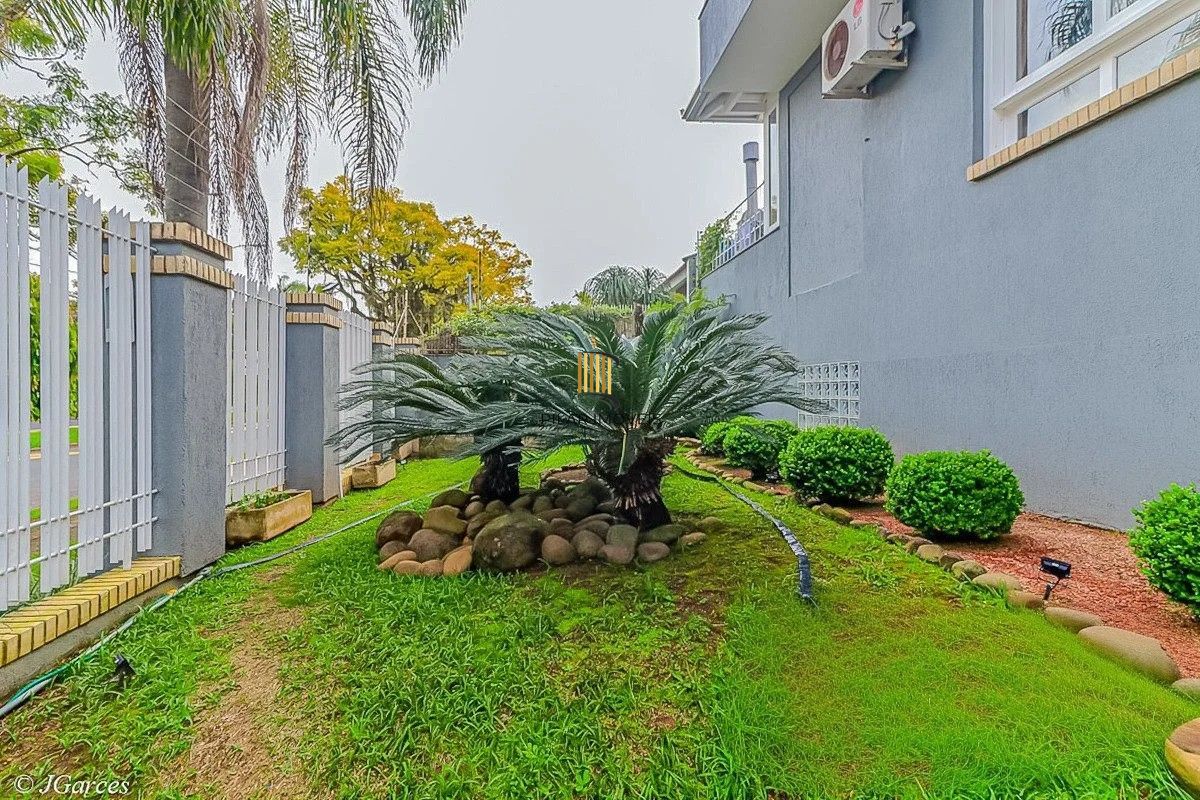 Casa em Condomínio à venda com 286m², 3 dormitórios, 1 suíte, 3 vagas, no bairro Jardim Isabel em Porto Alegre