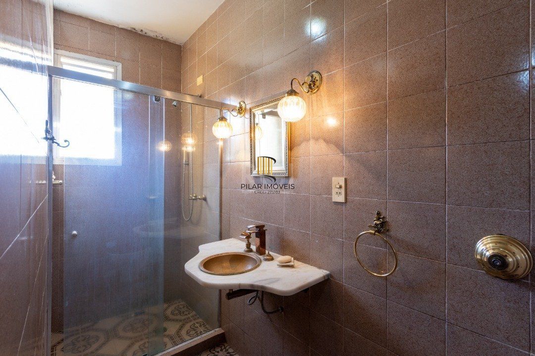 Sobrado com 345m² privativos, 3 suites, 2 vagas, churrasqueira. pátio com piscina - Bairro Cristal