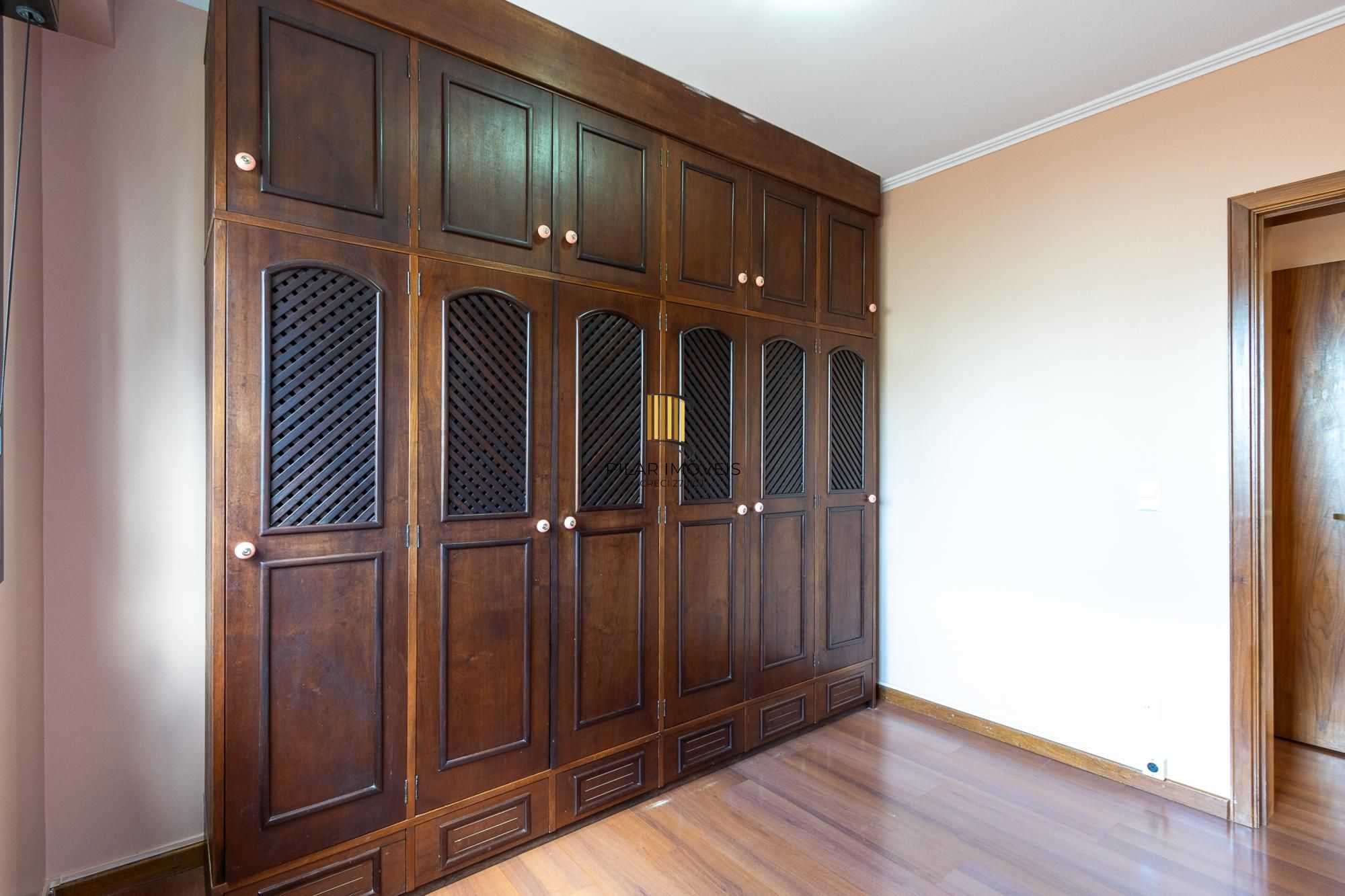 Apartamento 3 quartos, 1 suite, dependência, sacada com churrasqueira, 2 vagas - Bairro Menino Deus