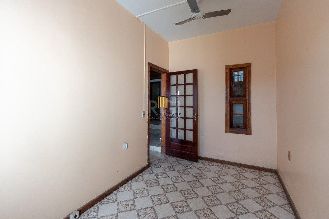 Casa com piscina em localização nobre no bairro Tristeza com vista para Rio Guaíba.