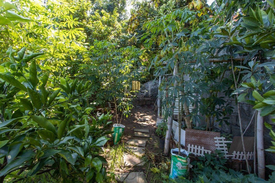 Sobrado à venda no Bairro Medianeira, reformado, 3 quartos, lareira, churrasqueira, 3 vagas