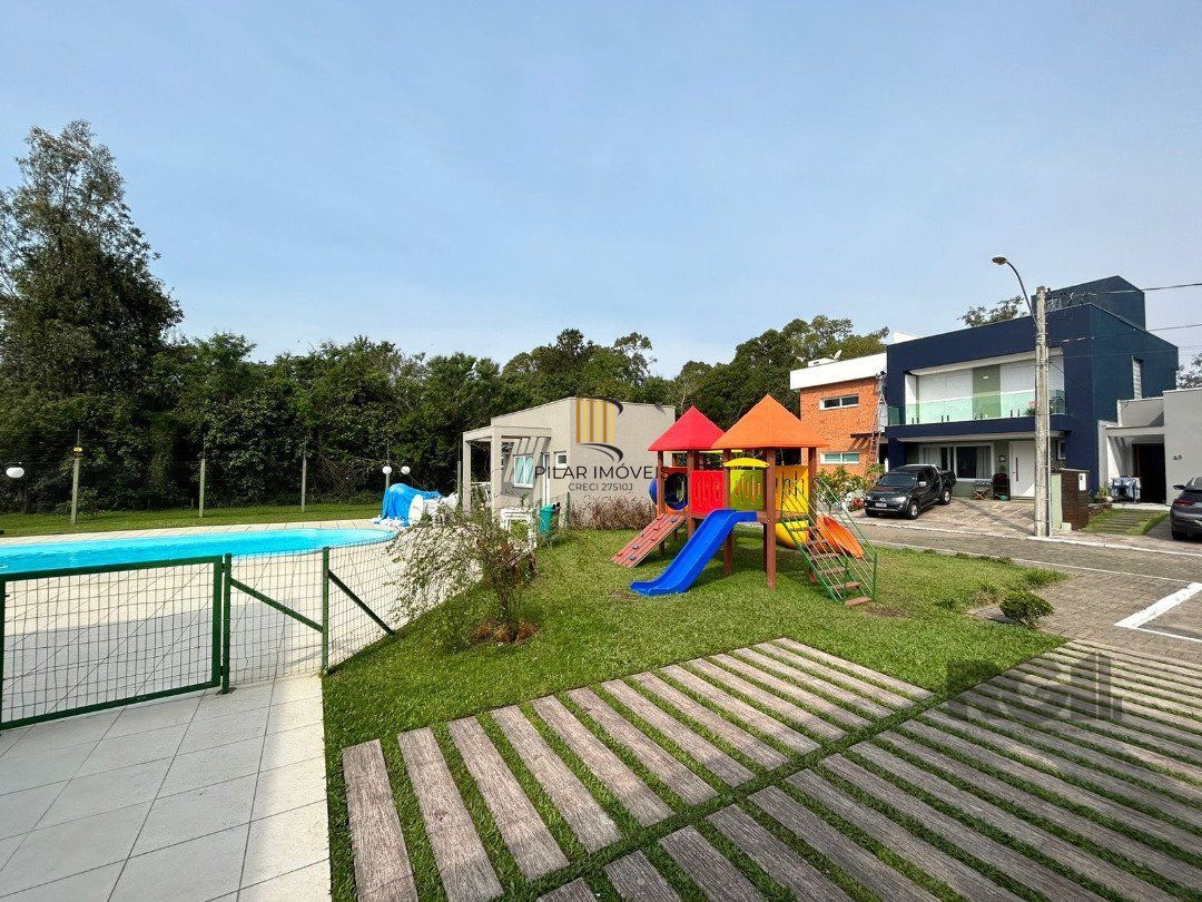 Casa em condominio com excelente padrão construtivo, possui 3 dormitórios, sendo 1 suíte máster com closet e sacada