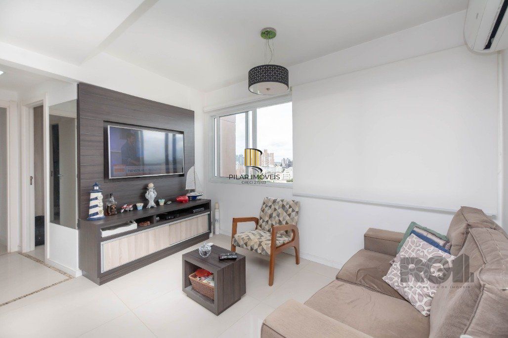 Apartamento andar alto que possui 2 dormitórios, sendo 1 súite, living para 2 ambientes, cozinha mobiliada, banheiro auxiliar - Pilar Imóveis