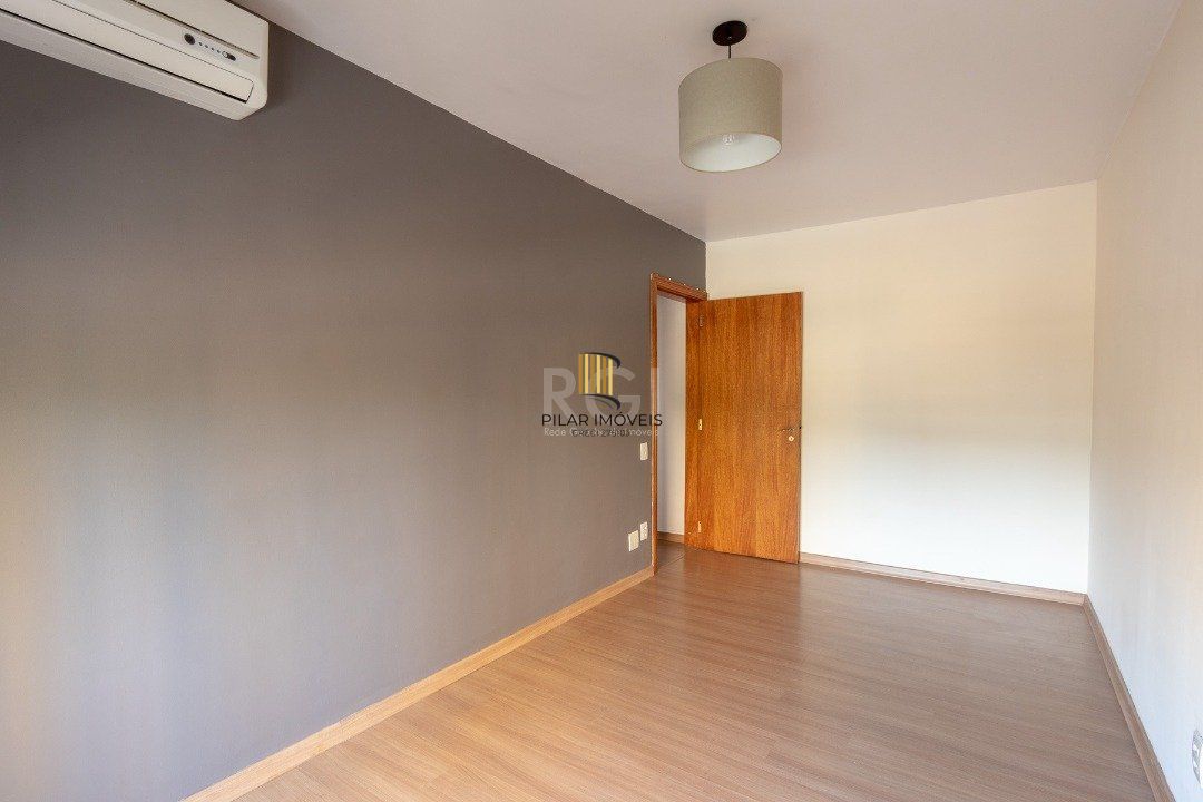 Apartamento de 1 dormitório, living, cozinha, área de serviço e banheiro social.